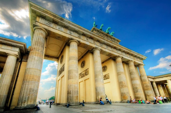 Gate brandenburg night berlin germany wallpaper monument stock brandenburger tor hd wallpapers freeimageslive illuminated taken shot face preview monuments